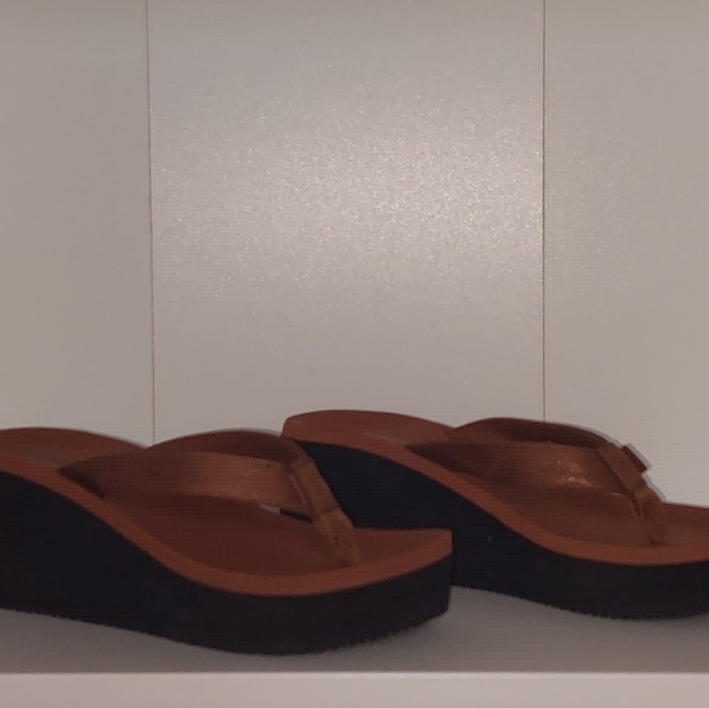 NEW Rockin flip flops wedge sandals
